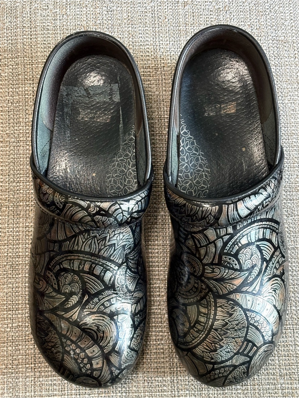 Dansko XP 2.0 Silver Black Paisley Tooled Clogs Size 41 US 10.5